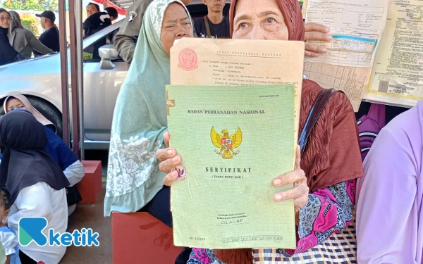 Foto Salah satu warga Rt 05 Rw 15 Kelurahan Tambakreja menunjukkan Sertifikat yang menjadi Sertifikat tumpang tindih atas nama Suwarni. (Foto:Nani Eko/Ketik)