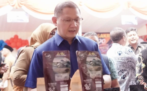 Foto Kepala Dinas Pendidikan Jatim Aries Agung Paewai meninjau stan SMA Program Double Track yang memanerkan berbagai produk. Foto: DT for Ketik.com)