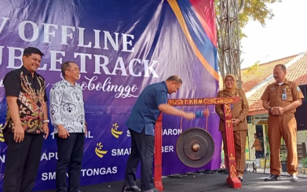 Foto Kepala Dinas Pendidikan Jatim Aries Agung Paewai memukul gong saat membuka acara Monetoring dan Evaluasi Program SMA Double Track. Foto: DT for Ketik.com)