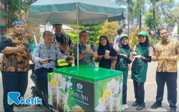 Foto Tim DT ITS , KS SMAN 1 Gondangwetan, para trainer dan siswa DT SMAN 1 Gondangwetan melakukan foto bersama di gerobak Dawet Cen Ayu. (Foto: Yuni Ernawati for Ketik.co.id)