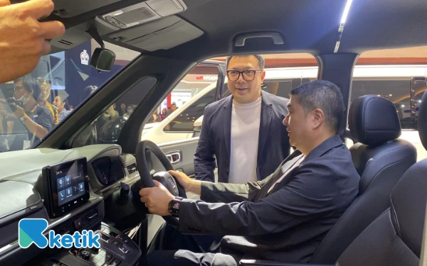 Foto (Kiri) Direktur HSC Wendy Miharja dan President Director Honda Surabaya Center Ang Hoey Tiong saat mencoba Step Wagon Hybrid. (Foto: Shinta Miranda/Ketik)