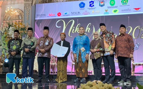 Foto Pasangan tertua (kiri keempat dan kelima) dalam kegiatan nikah massal lontong kupang 2025. (Foto: Rina/Ketik)