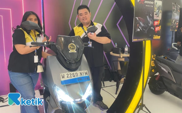 Foto (Tengah) General Manager United E-Motor Jawa Timur Adi Viranata sedang menunjukkan produk unggulan dari United E-Motor. (Foto: Shinta Miranda/Ketik)