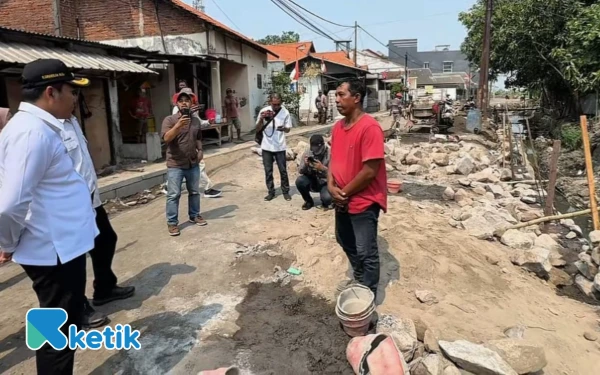 Foto Bupati Sidoarjo Subandi menanyai pekerja terkait peletakan dan persiapan material di lokasi proyek betonisasi ruas Jalan Desa Ngingas—Pabean pada Rabu siang (27 Agustus 2025). (Foto: Kominfo Sidoarjo)
