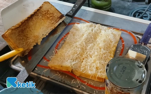 Foto Roti Bakar Special Puff yang baru selesai dibakar dengan topping keju di atasnya (Foto: Filza Tiarania Az Zahra/Ketik)