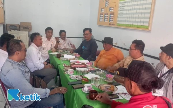 Foto Audensi Bersama antara awak media dengan ketua Simongklang Ampelgading di Kantor Kecamatan, Rabu, 27 Agustus 2025 (Foto: Slamet/Ketik)
