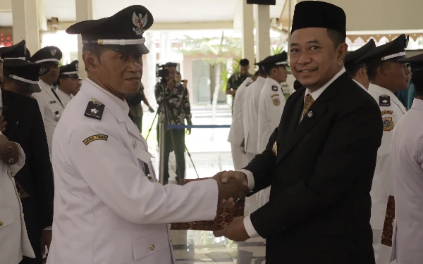 Foto Bupati Bondowoso Abdul Hamid Wahid bersama Kades Ardisaeng