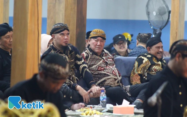 Foto Ahmad Dhani di Kompleks Patung Garuda, Trowulan Mojokerto, 27 Agustus 2025. (Foto: Rifat/Ketik)