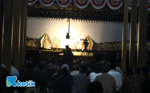 Foto Pentas seni wayang Ki Dalang KGPH Adipati Benowo dalam rangka tasyakuran HUT Ke-80 RI dan Pembangunan Satuan Pelayanan Pemenuhan Gizi (SPPG) Mandiri Yayasan Pesantren Segoro Agung, Trowulan, Mojokerto, 27 Agustus 2025. (Foto: Rifat/Ketik)
