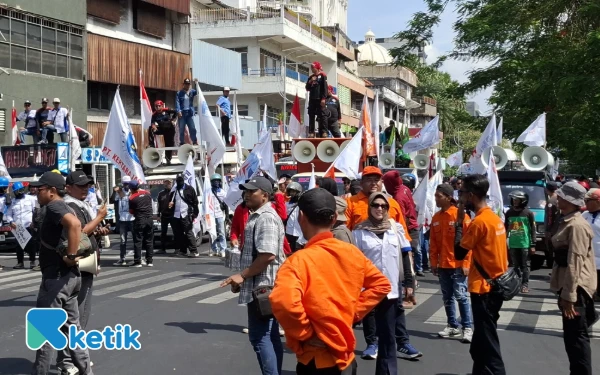 Foto Massa buruh mulai memadati jalan di depan BG Junction Surabaya, 28 Agustus 2025. (Foto: Khaesar/Ketik)