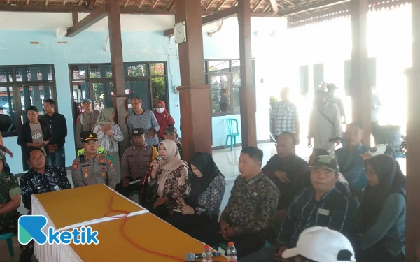 Foto Demo di kantor Desa Dempelan, warga menuntut Tatik Puji Rahayu bendahara desa untuk lengser pada Kamis, 28 Agustus 2025. (Foto: Angga/Ketik).