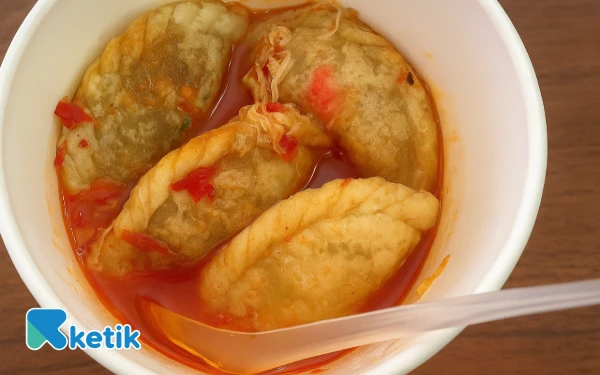 Foto Cireng isi kuah pedas yang disajikan dalam mangkok seharga Rp7.000 per porsi
 (Foto: Dannisa Putri Anoraga/Ketik)