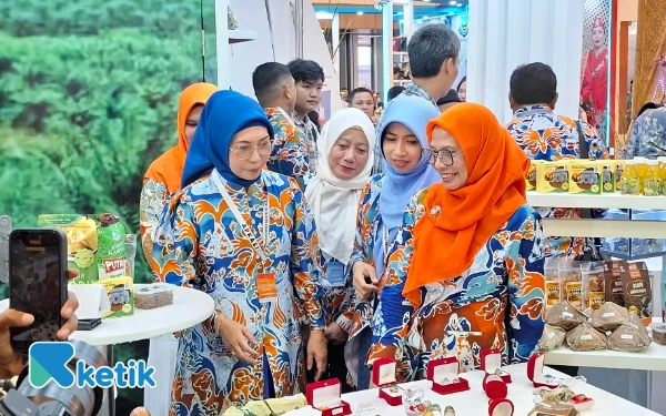 Foto Ketua PKK Halmahera Selatan Rifa’at Al-Sa’adah Bassam dan Ketua GOW Mardiana Helmi melihat langsung Batu Akik Bacan yang menjadi salah satu kekayaan alam (Foto: Mursal/Ketik)