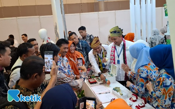 Foto Kepala Dinas PM-PTSP Nasir Koda dan Kepala Dinas Perindagkop Anie Rajilun bersama para pengunjung ekspo (Foto: Mursal/)