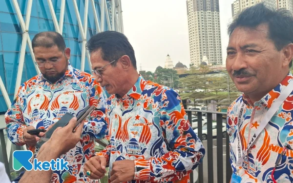Foto Wakil Bupati Halmahera Selatan Helmi Umar Muchsin saat diwawancara (Foto: Mursal/Ketik)