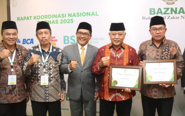 Foto Bupati Malang Sanusi ketika berfoto bersama usai menerima penghargaan Baznas Award. (Foto: Prokopim Kabupaten Malang)