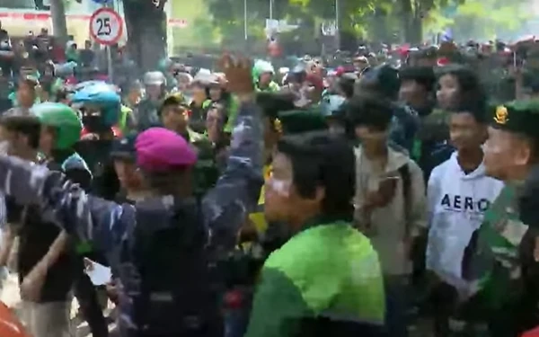 Foto Aparat TNI dan Marinir dan AD menenangkan massa yang masih berkerumun di depan Mako Brimob, Kwitang, Jakarta, 29 Agustus 2025. (Foto: Tangkapan layar Youtube)