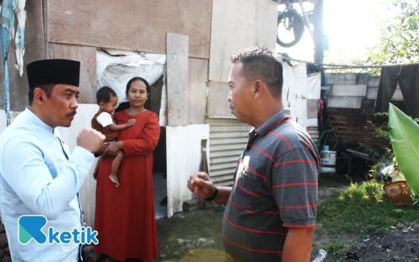 Foto Anggota DPRD Sidoarjo Dhamroni Chudlori berbicara dengan Kades Lambangan Mulyanto di depan rumah Erna Sri Wahyuni. (Foto: Ketik.com)
