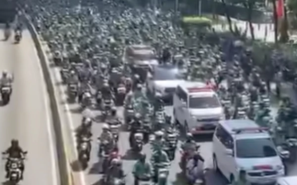 Foto Jenazah Affan Kurniawan diberangkatkan ke TPU Karet Bivak Jakarta dengan iringan ribuan ojek online, 29 Agustus 2025. (Foto: IG USSFeed)