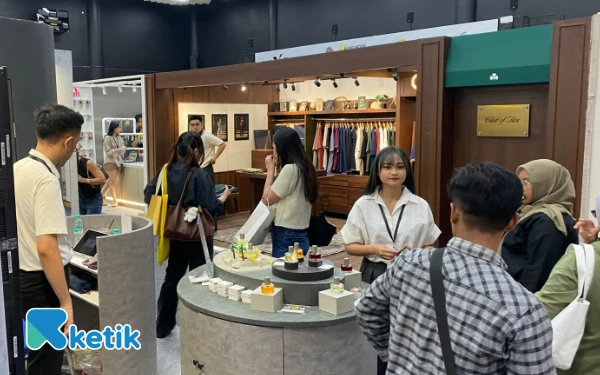 Foto Stan produk pakaian yang ada di Basha Market Surabaya. (Foto: Shinta Miranda/Ketik)