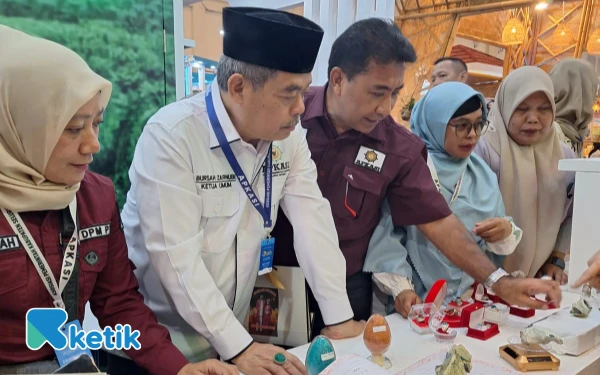 Foto Ketua Apkasi Pusat Saat mendapat penjelasan terkait Kemewahan Batu Akik Bacan dari sejumlah pengurus Stand Expo 2025. (Foto: Mursal/Ketik)