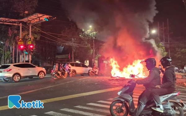 Foto Tenda polisi di Jalan Raya Darmo turut dibakar oleh massa aksi solidaritas, Jumat, 29 Agustus 2025. (Foto: Khaesar/Ketik)