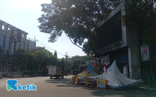 Foto Kondisi pos polisi di Alun-alun Merdeka Kota Malang, Sabtu, 30 Agustus 2025. (Foto: Lutfia/Ketik)