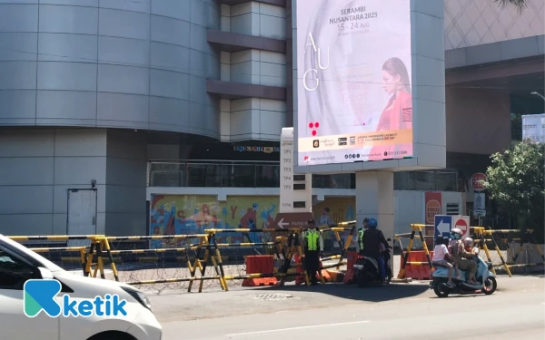 Foto Pintu masuk Tunjungan Plaza Surabaya 1 ditutup pagar besi dan kawat berduri. Personel keamanan juga berjaga di sana. (Foto: Fitra/Ketik)