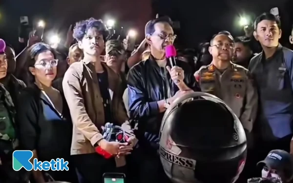 Foto kehadiran Gubernur DIY Sri Sultan Hamengkuwono X pada hari Jumat malam membawa pesan yang meneduhkan dengan mengajak dialog tanpa anarki
