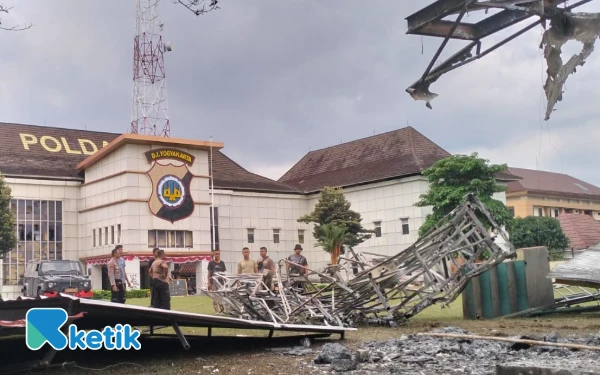 Foto Pemandangan dan sisa Puing puing akibat  demantrasi di Mapolda DIY