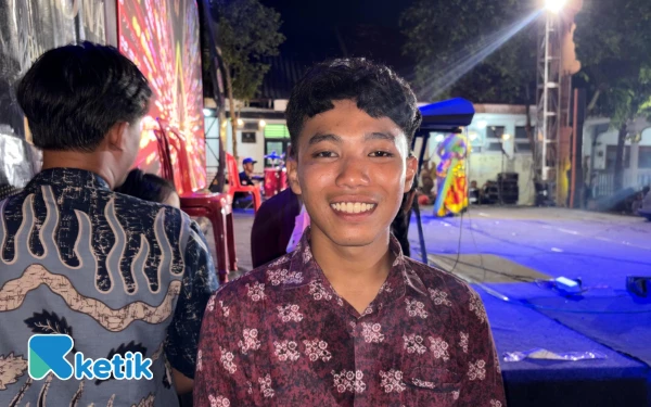 Foto Foto Ketua Karang Taruna RW 3 Pedukuhan Banjarmelati, Afygo Hanif Alfyandi saat diwawancara oleh wartawan ketik.com di sela - sela acara. (30/08/2025) (Foto: Ali Azhar D/Ketik.com)