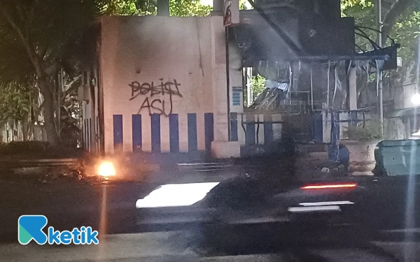 Foto Pos polisi di Jalan Blauran Surabaya hancur dirusak massa yang menyasar pos penjagaan polisi, Sabtu, 30 Agustus 2025. (Foto: Khaesar/Ketik)