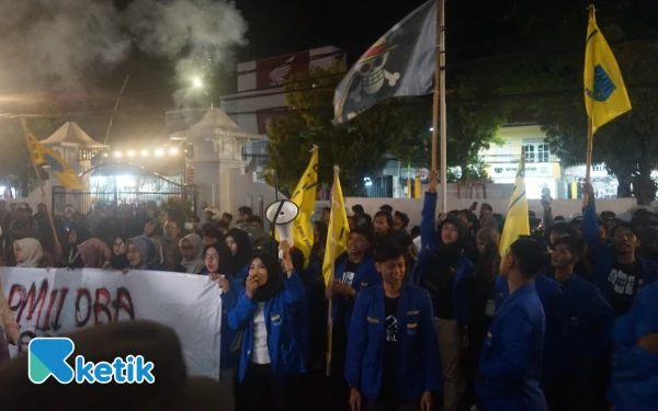 Foto Ratusan mahasiswa PMII dan warga Pacitan memadati depan Gedung DPRD membawa bendera dan poster tuntutan.
