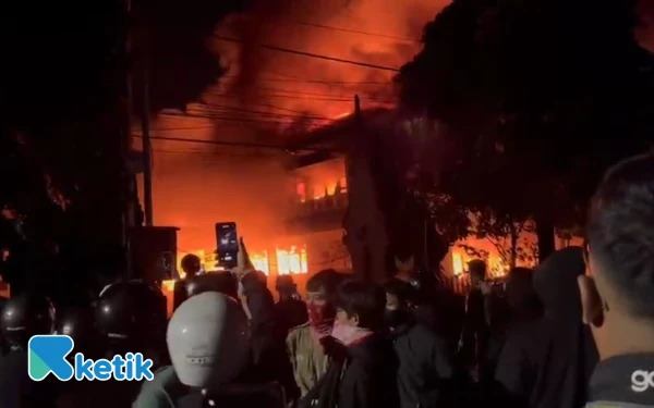 Foto Gedung DPRD Kota Kediri yang berlokasi di Jl Mayor Bismo Kecamatan Mojoroto, Kota Kediri ludes terbakar Sabtu 30 Agustus 025 malam. (foto : Aan for Ketik).