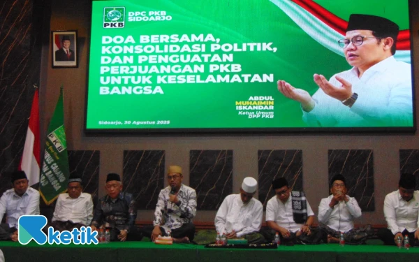 Foto Ketua DPC PKB Sidoarjo Abdillah Nasih  bersama Ketua Dewan Syuro KH Athoillah (tengah) memimpin doa bersama merespons maraknya kerusuhan di berbagai daerah. (Foto: Ketik.com)