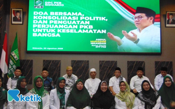 Foto Ustadzah Uci Nurul Hidayati (empat dari kanan) bersama jamaah pengurus DPC PKB, DPAC PKB, maupun badan otonom PKB. (Foto: Ketik.com)