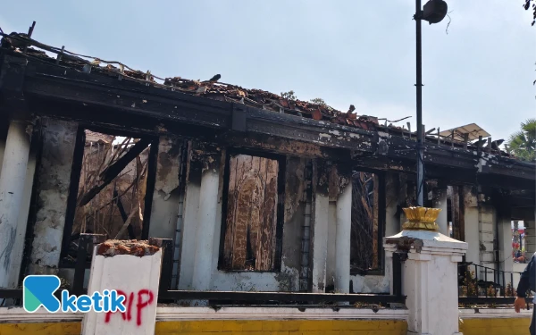 Foto Bangunan sisi barat Gedung Grahadi, Surabaya usai terbakar kemarin, Sabtu, 30 Agustus 2025. (Foto: Fitra/Ketik)