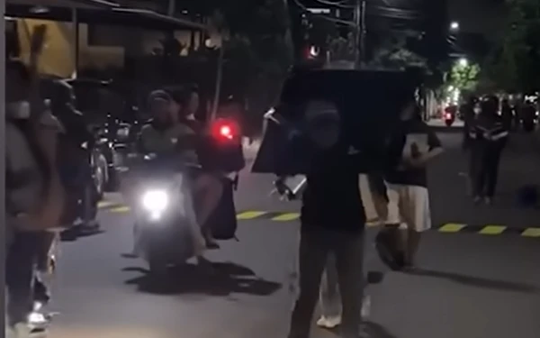 Foto Massa mengusungi barang-barang dari kediaman Sri Mulyani (Foto: Tangkapan layar Youtube)