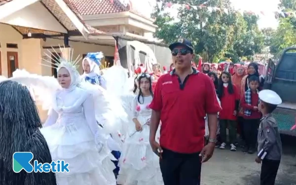 Foto Kepala Desa Jraganan, Rumban saat jalan sehat bersama warganya (Foto: Slamet/Ketik)