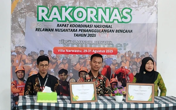 Foto Irawan (tengah) memimpin rapat perdana untuk penyusunan kepengurusan RNPB. (foto : dok RNPB for ketim)