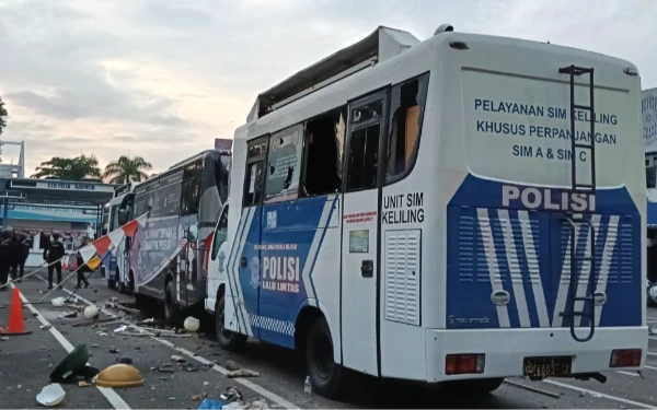 Foto Mobil pelayanan SIM keliling tak luput dari amukan massa, hancur di depan Samsat Kota Palembang. Minggu 31 Agustus 2025 (Foto: Dokumen. Ketik)