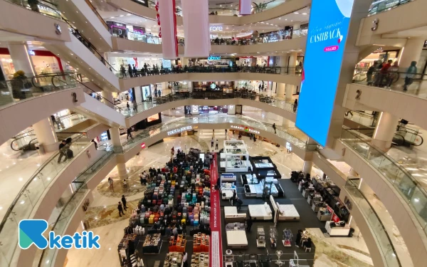 Foto Atrium mal, Tunjungan Plaza, Surabaya sudah dipadati pengunjung, Minggu, 31 Agustus 2025. (Foto: Fitra/Ketik)