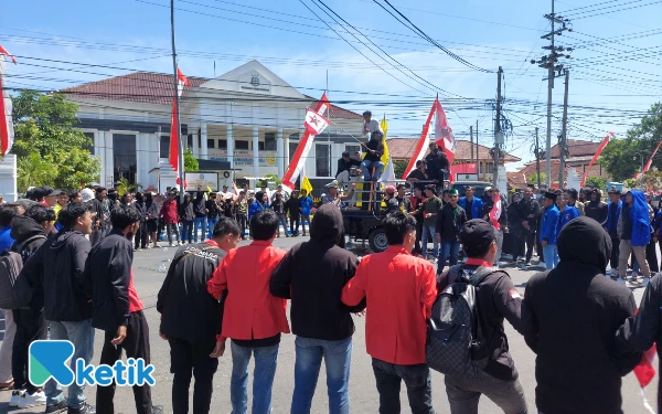 Foto Mahasiswa saat memblokade jalan nasional di Jalan Jaksa Agung Suprapto, tepat di perempatan utama Kota Sampang, Minggu, 31 Agustus 2025(Foto: Mat Jusi/Ketik).