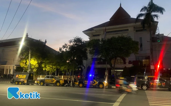Foto Suasana pengamanan di Gedung DPRD Surabaya. (Foto: Shinta Miranda/Ketik)