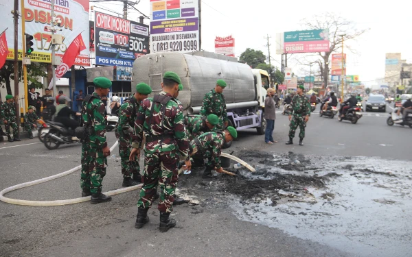Foto Inisiatif positif ini menuai pujian dan dukungan penuh dari masyarakat. Salahsatu sopir truk tangki air bersih bahkan dengan tulus menghentikan kendaraannya untuk menyemprotkan air membantu memadamkan sisa api. (Foto: Pendim 0732/Sleman for Ketik)
