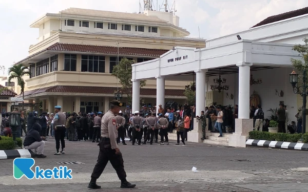 Foto Unjuk rasa aliansi Jogja Memanggil di DPRD DIY, berlangsung  damai dikawal oleh TNI dari Tiga Matra (AD,AU dan AL) & aparat Kepolisian