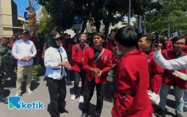 Foto Wakil Bupati Sidoarjo Mimik Idayana menyanyi bersama mahasiswa saat aksi damai Ikatan Mahasiswa Muhammadiyah di Mapolresta Sidoarjo pada Senin (1 September 2025). (Foto: Ketik.com)