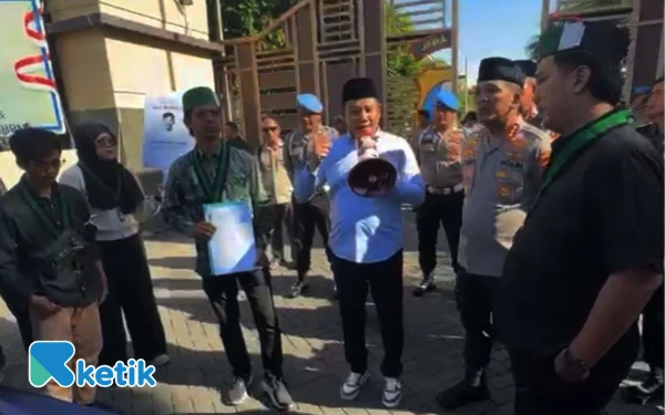 Foto Bupati Sidoarjo Subandi didampingi Kapolresta Sidoarjo Kombespol Christian Tobing serta Dandim Sidoarjo Letkol Dedyk Wahyu menyatakan apresiasi dan ajakan untuk bersama-sama menjaga Kabupaten Sidoarjo agar terhindari dari kerusuhan. (Foto: KETIK.COM)