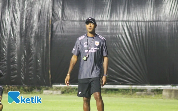 Foto Pelatih Timnas Indonesia, Patrick Kluivert saat memimpin latihan di Lapangan C, Komplek Stadion GBT, Surabaya, Selasa, 2 September 2025. (Foto: Fitra/Ketik)