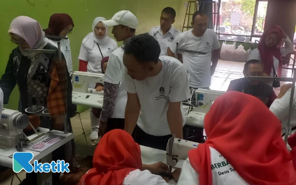 Foto Pelatihan pembuatan totebag kreatif oleh dosen UT Malang. (Foto: Muhammad Agus Salim for Ketik)